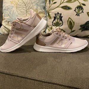 Adidas Cloud Foam women’s size 9